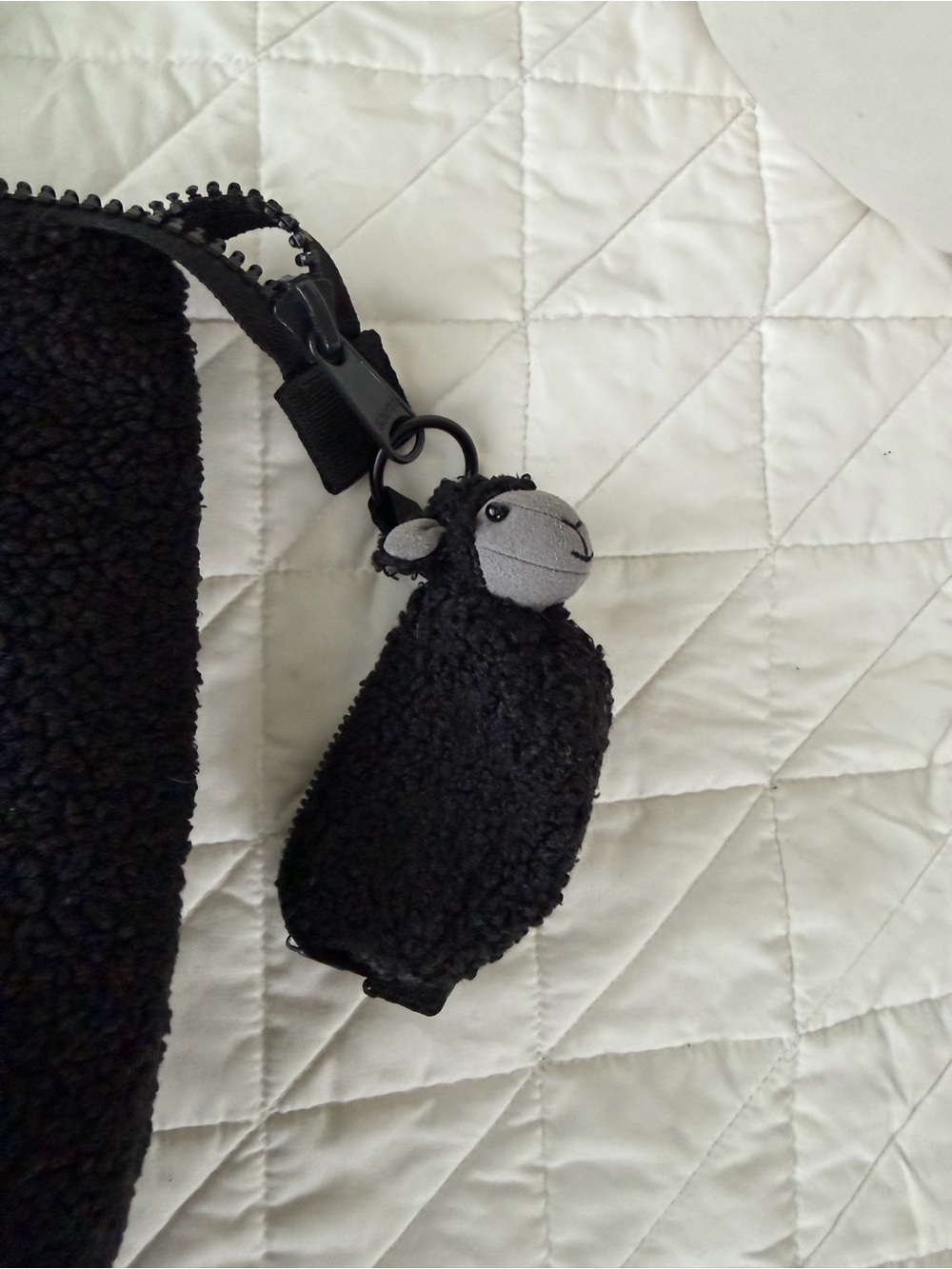 Excellent condition! Dagne Dover Onyx Shearling Black Sherpa Purse/Bag - Picture 3 of 7